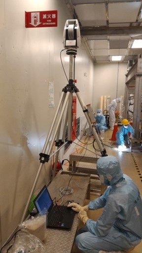 鴻順人員於無塵室內架設 3D 雷射追蹤儀進行整線基準量測與記錄