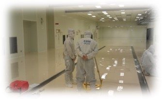 鴻順人員著無塵服在客戶無塵室內進行設備組裝作業