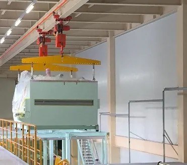 客製化吊掛治具吊起大型設備，天車與吊具配置