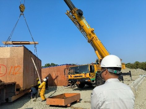 大型設備吊裝進廠作業，含吊車與現場指揮人員
